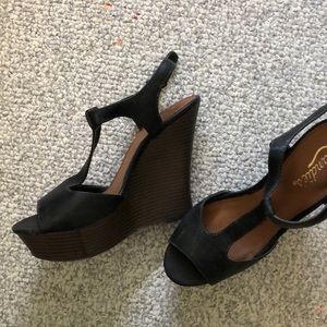black wedges